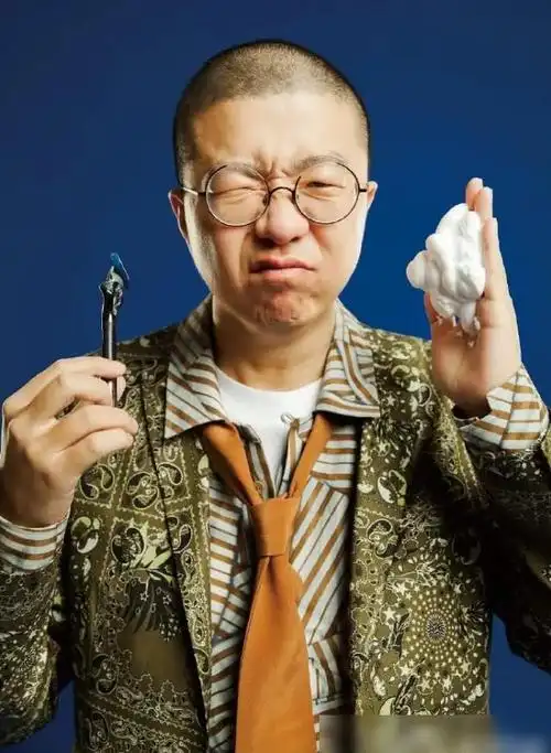 李诞最新写真照曝光延续搞怪风瞬间戳中笑点