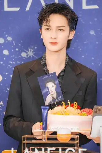 朱正廷theo朱正廷的生日行程太满了光蛋糕就吃了六个