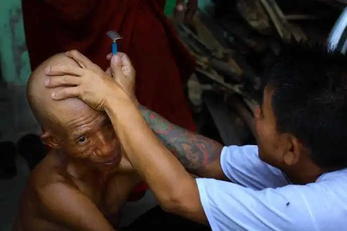 出家当和尚还是缅甸人的宗教义务,是答谢父母的方式,是从孩子变成大人