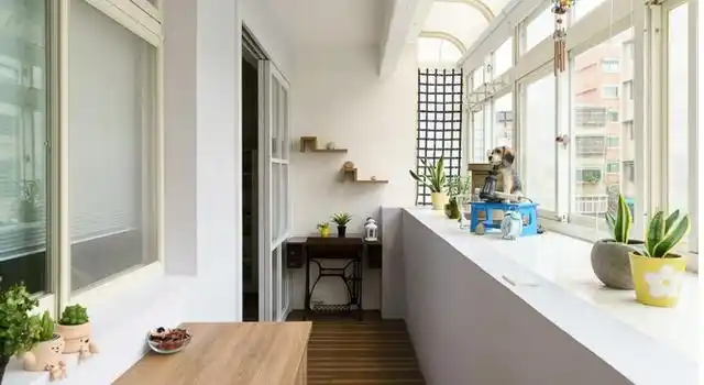 把阳台改造成动物乐园,打造成阳台宠物室,与萌宠共度欢乐时光