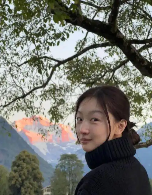 其次,这些照片也许是周冬雨在工作之余放松身心的方式.