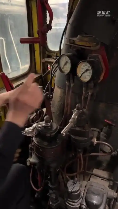 「东北铁路小姐姐带你体验蒸汽机车驾驶室」瞧一瞧咱们国产的蒸汽机车