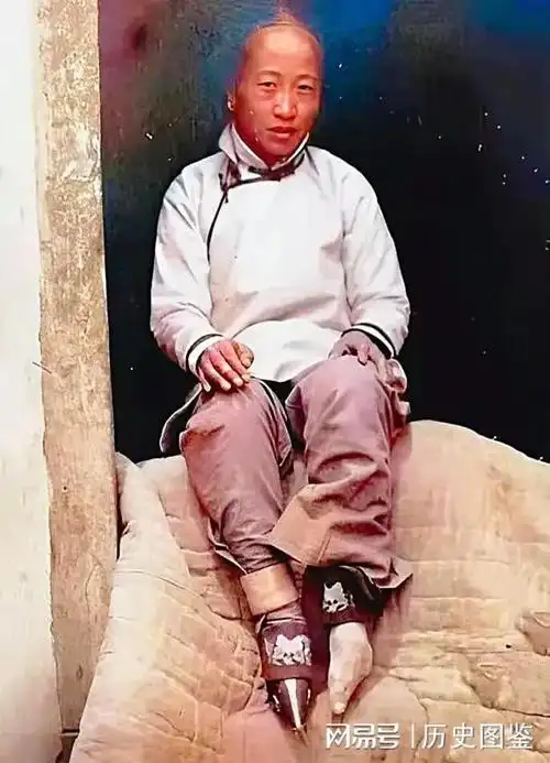 清朝时期裹小脚的女人可脚已经严重的变形