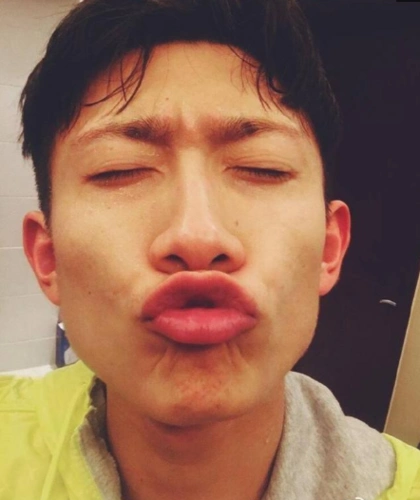 她曾在微博晒出一组美照,却在最后混进了一张恶搞自拍