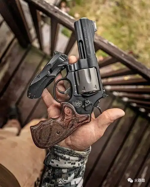 转轮手枪美图一脸憨厚满满安全感的胖大叔