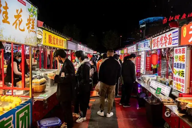 烟火气升腾李村商圈夜市真热闹