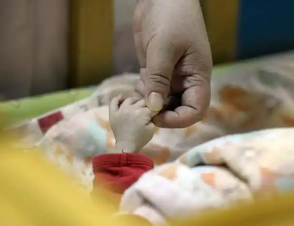 合肥市龙岗社区卫生服务中心门前,一名男子发现了一名被遗弃的女婴