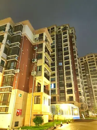 巍然屹立夏夜山城摄楼景