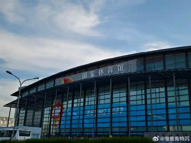 国家体育馆和国家体育场两个人群分流的时候简直是两个年龄段分流