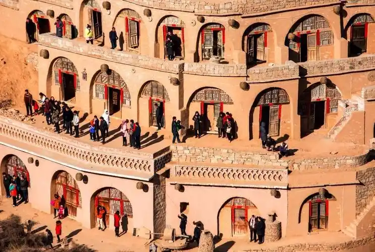 下图为陕西省佳县坑镇赤牛坬村,摄影师@刘江)有如现代楼房众多窑洞