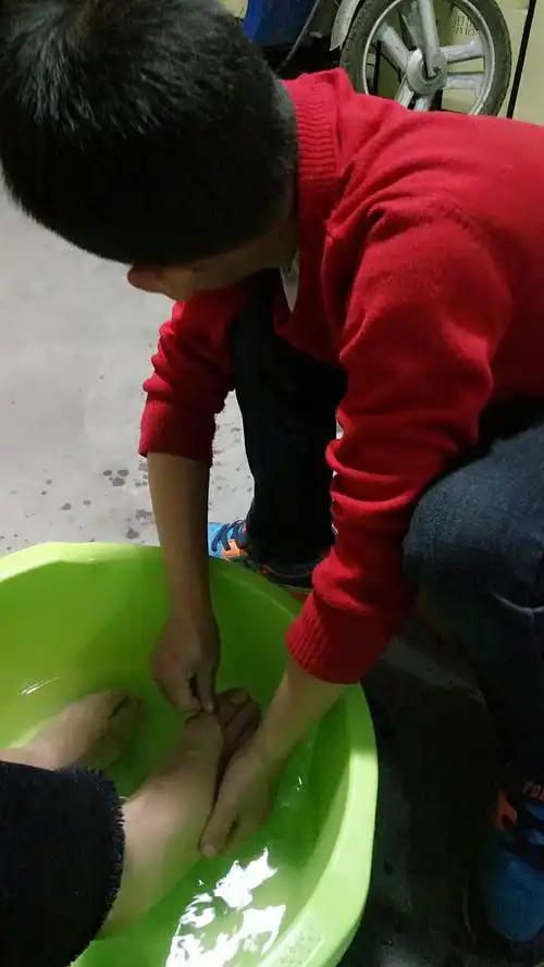 2017年3月4号 徐瑞锴 第二次为爸爸妈妈洗脚