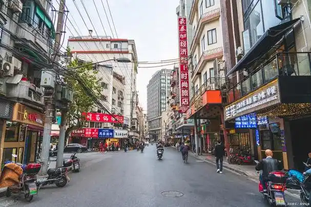 地理位置优越:汉正街位于湖北省武汉市硚口区,是长江流域最重要的