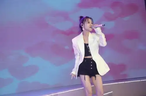 梦然现场演唱《少年》