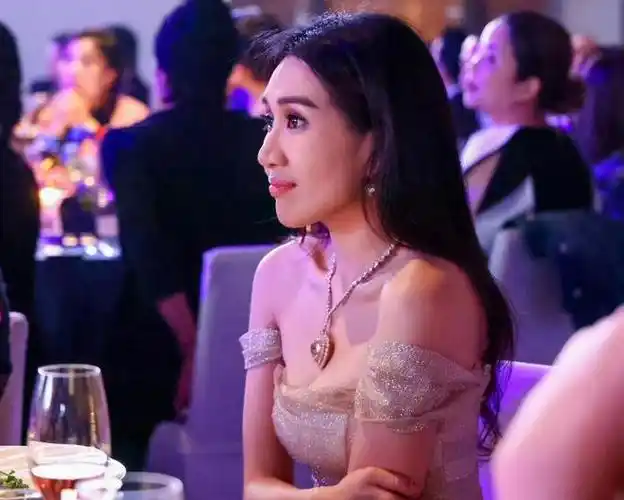 赌王千金何超盈减肥成功秒变女神,老公辛奇隆一脸宠溺!|霍启山|何超莲