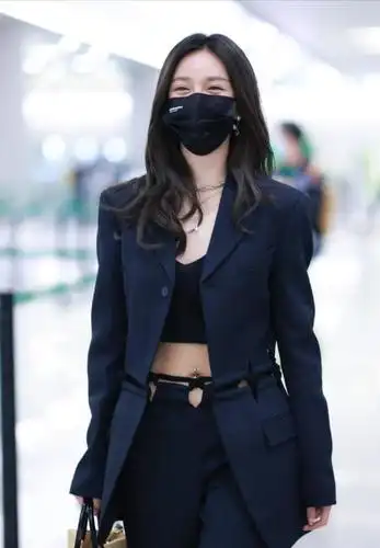 沈梦辰身材真好抹胸配西装小蛮腰吸睛穿镂空低腰裤秀出肚脐钉