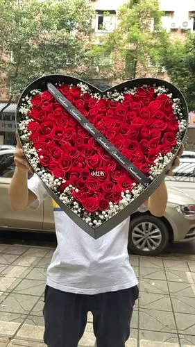 99朵红玫瑰礼盒花