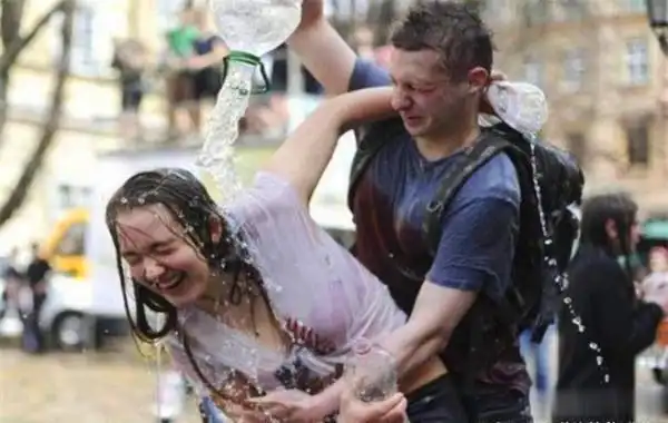 世界最"羞耻"节日,可以随意"耍流氓",美女:太狂热受不了