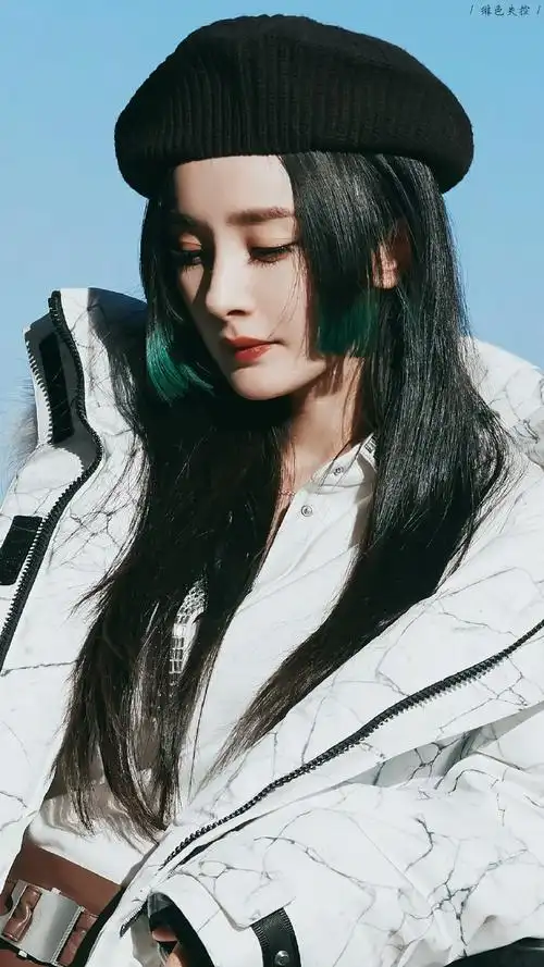 杨幂绿色挑染公主切造型