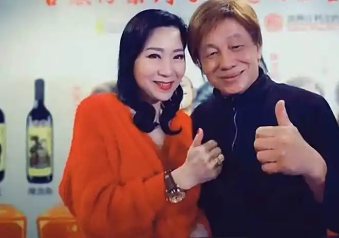 73岁梁小龙娶小20岁老婆恩爱27年女儿长相甜美清秀可人