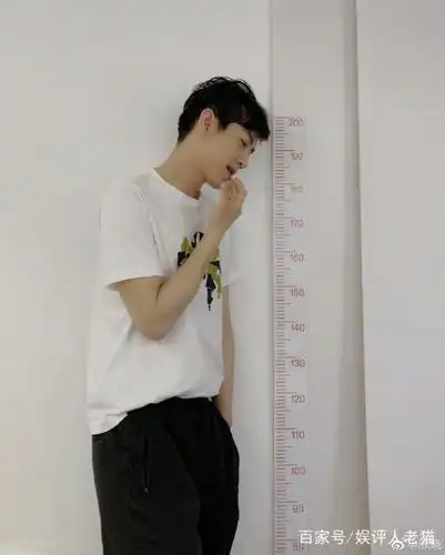 陈晓晒出照片腿长一米二,身高超过两米!粉丝:请活得真实一点!