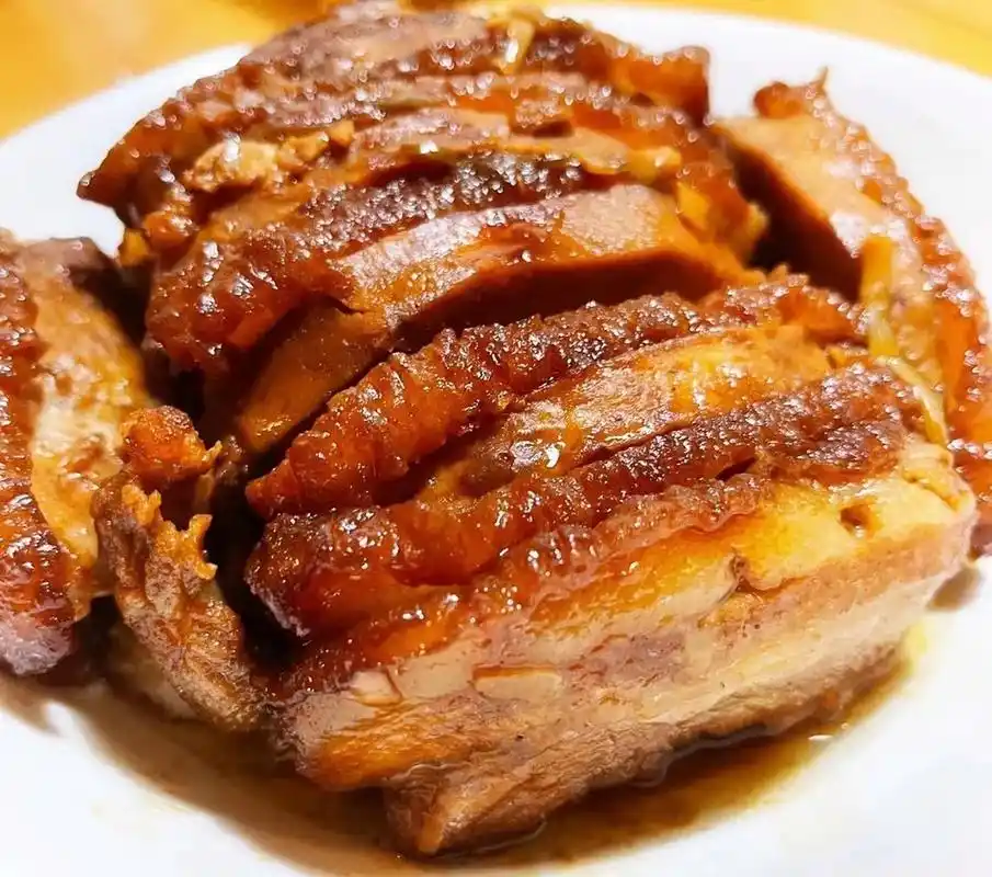 我们广西人过年过节必吃的一道特色菜那肯定是扣肉,这菜不管是老人