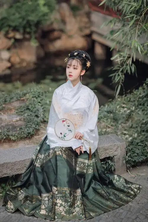 金猪报喜明制汉服女原创齐腰裙马面裙织金中国风日常红色绿色秋冬