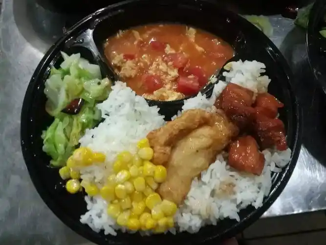 银鹰酒店特制快餐欢迎您8元便当好吃不贵营养美味