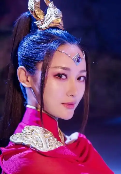 她身材堪比柳岩,在《御龙修仙传》中饰演剑灵,网友大饱眼福!_张欣源