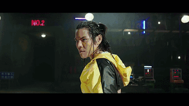 马师傅呷了一口蒙牛,待向佐翻够跟头后,起身再战.