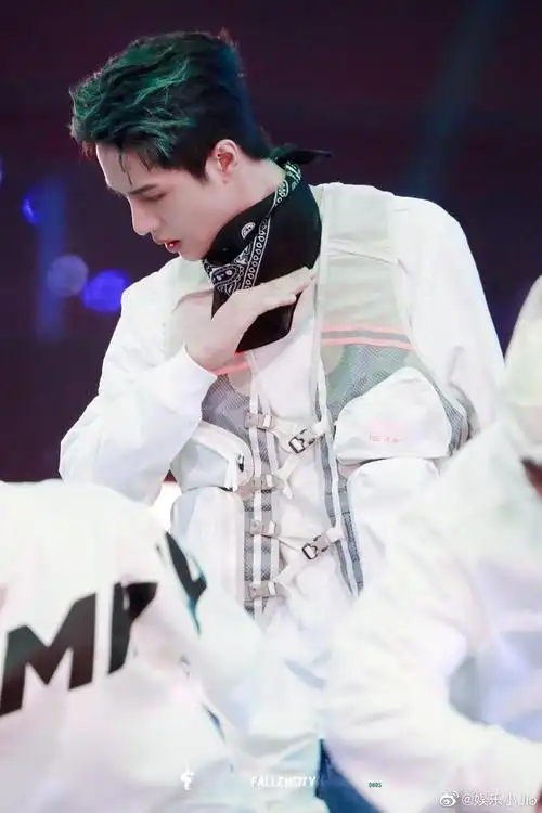 有没有人喜欢王一博大背头的造型,翻出来几张他大背头造型_高清图集