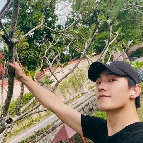 走进杨洋生活中的家,庭院可以遛狗,平时直接在客厅健身