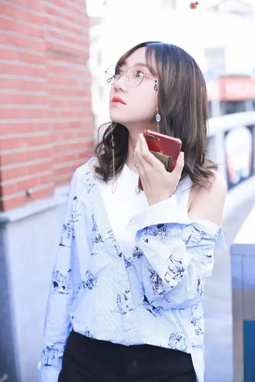 冯薪朵@snh48-冯薪朵190721 剧场外出九宫格#冯薪朵踏星逐风##ho2