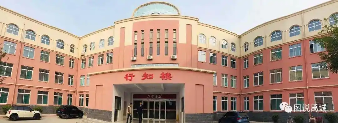 在齐鲁中学行知楼,李长海校长向参加活动的嘉宾介绍了齐鲁中学崇德