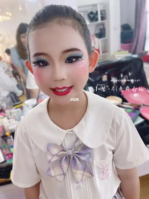 儿童舞台妆蓝色眼影舞蹈妆容