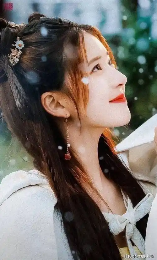 原创太美了赵露思又上新杂志封面了穿白色礼服风格变化巨大