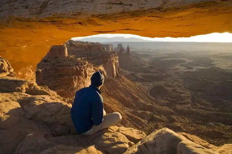 男性,仅一个人,眺望,阴影,远眺,服装,粗糙,光线,石子,影子,景观,悬崖