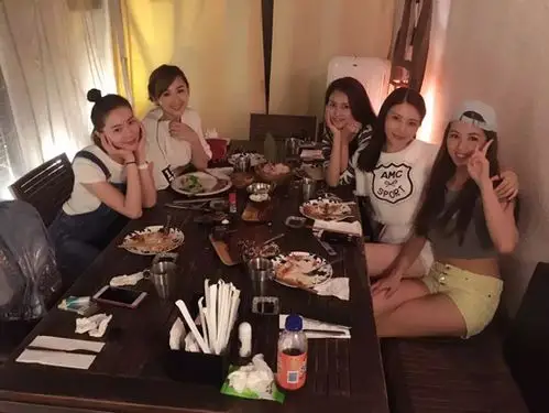 徐冬冬在香港与闺蜜聚餐 美女如云个个水嫩