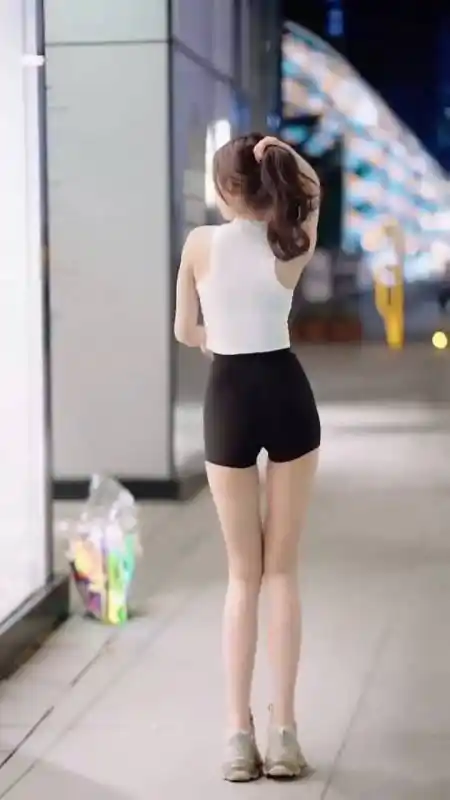 杭州街拍:美女身穿短裤跳舞,光看背影甜美又有女人味!