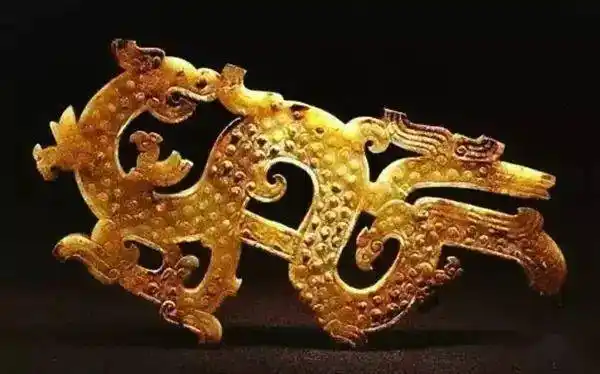 论春秋战国时期楚国龙形玉器纹饰造型特点