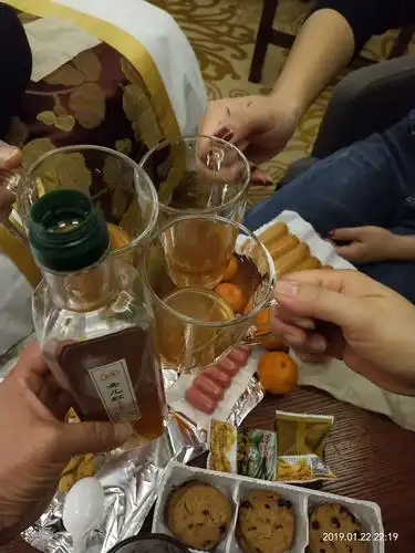 虽然回酒店很晚了,那也拦不住我们小酌畅聊的欲望.