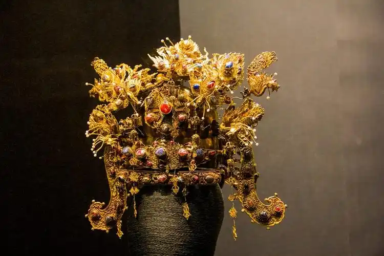 杨氏土司遗址出土的宋代金凤冠,金凤冠制作工艺精湛,还镶嵌多颗红蓝