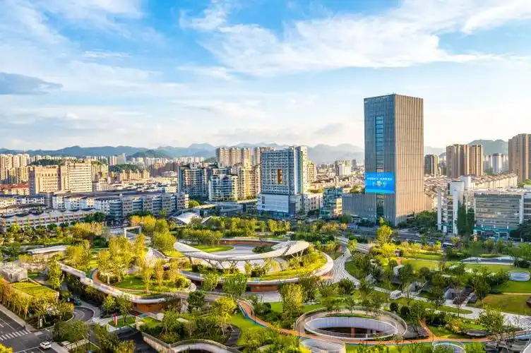 临安人民广场 亚运氛围举目可见-杭州影像-杭州网