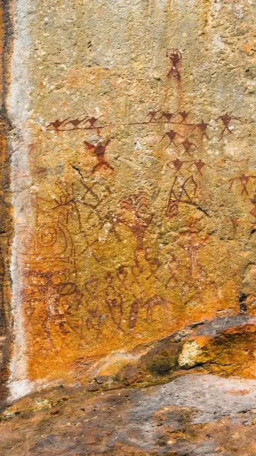 晚期 灰色的石灰岩石壁上画有赭红色的画图 当地的佤族人称为"染典姆"