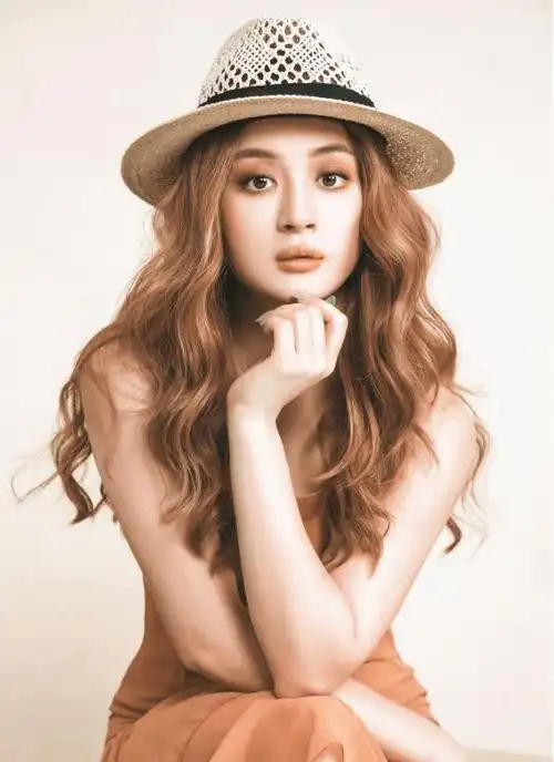 缅甸宅男女神穿金服带金饰好贵气回头一笑百媚生