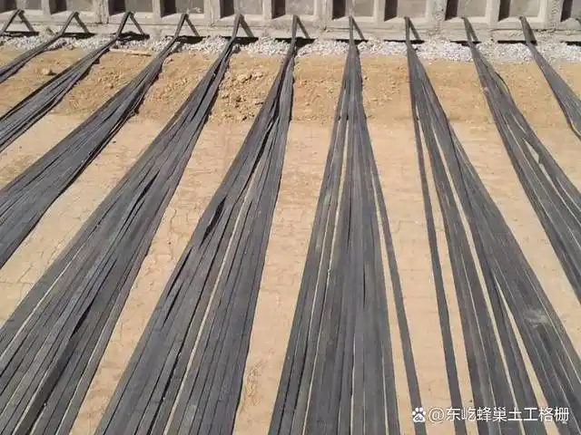 树脂复合而成刚性材料和柔性材料的综合企业产品,也叫钢塑复合加筋带