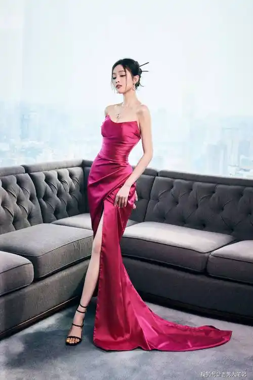 吴宣仪穿抹胸长裙,秀出美腿好身材,宛如麒迹花园里的玫瑰美人_造型