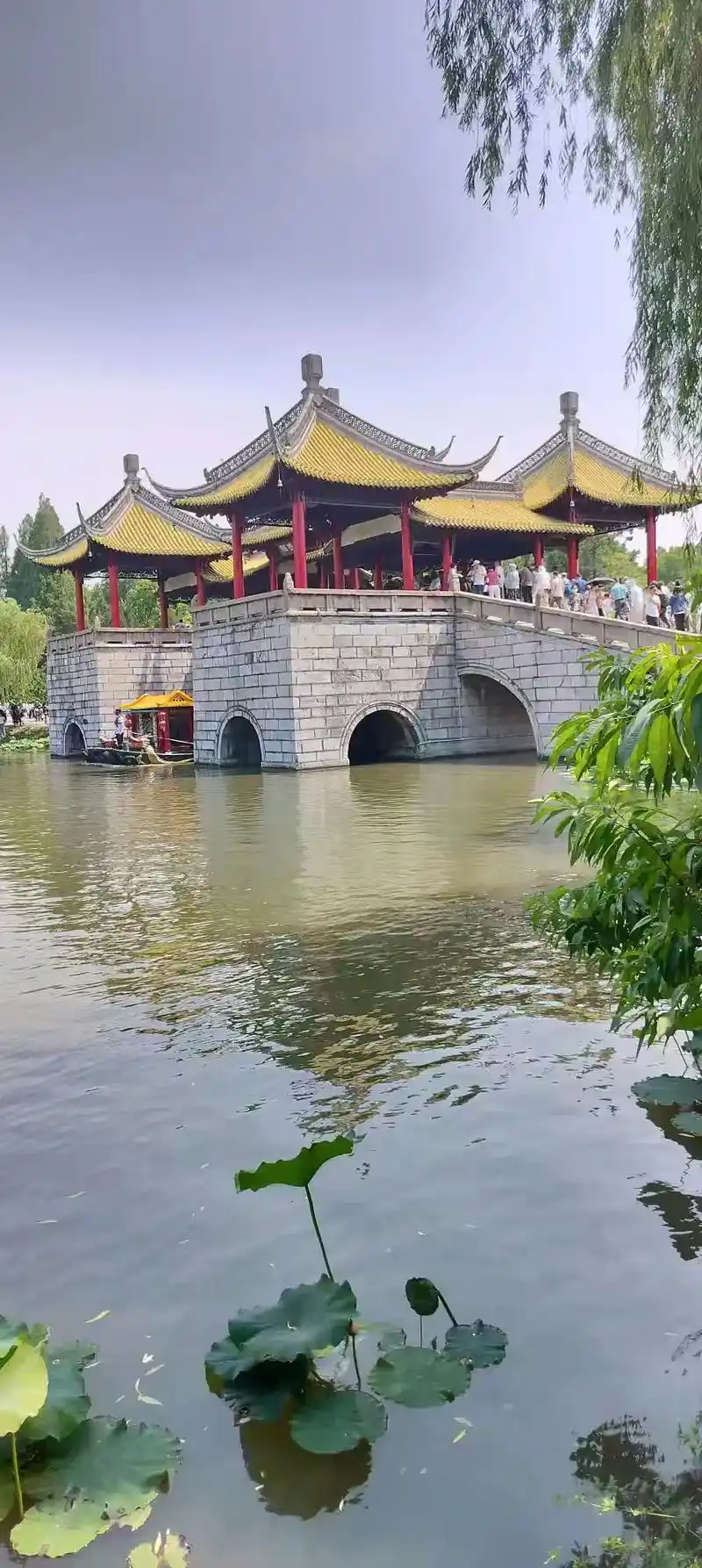 扬州瘦西湖的五亭桥和白塔是其标志性景点. 五亭桥:又称莲花桥