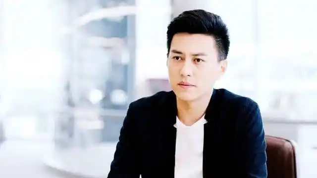 《欢乐颂》商业大鳄,要想成功发型要向后 靳东饰演:大老板,安迪的顶头