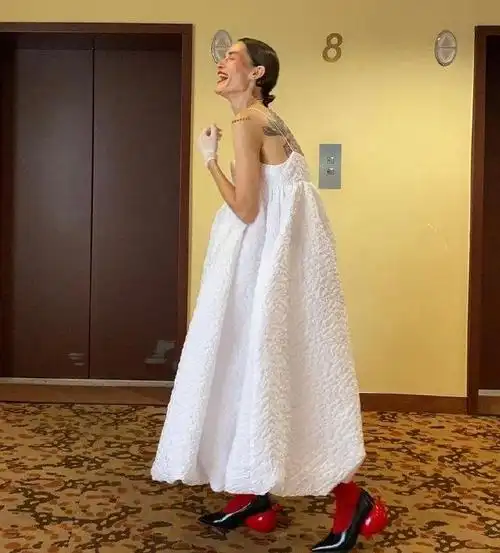 俄罗斯时尚博主演绎一件白色连衣裙的多种穿搭方式