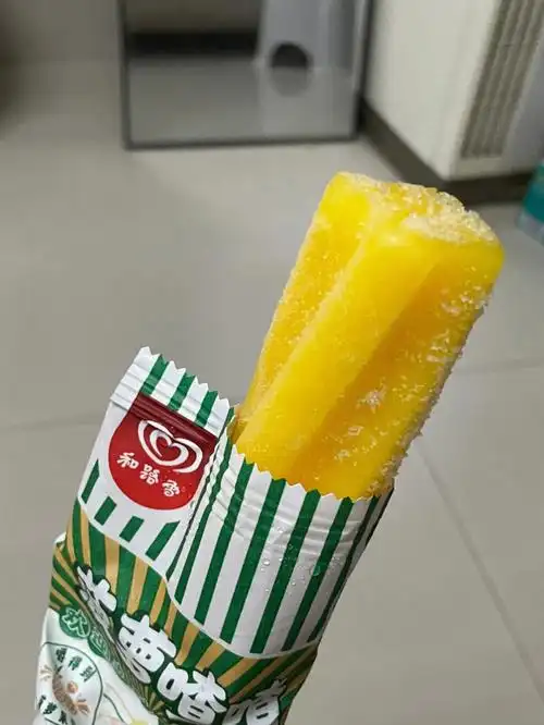 和路雪的菠萝喳喳雪糕太太太好吃了吧沙冰77大颗粒的95菠萝果肉